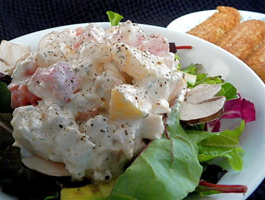 kippensalade met watermeloen en perziken