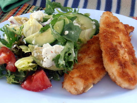 amandel verkruimelde kipschnitzel met avocado salade