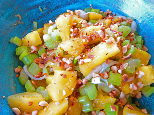Indonesische ananas en selderiesalade - selada nanas
