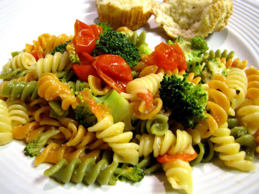 spinazie pasta met groenten en Parmezaanse kaas