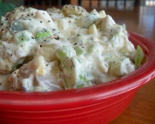 aardappelsalade met zure room en dille