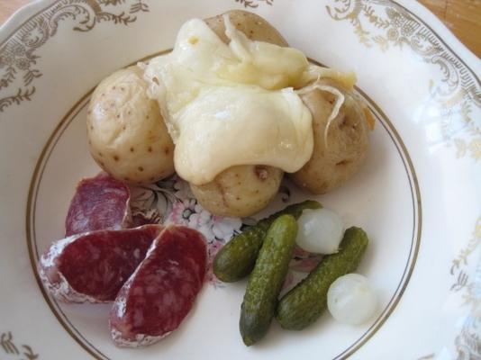 gesmolten kaas met aardappelen en augurken (raclette)