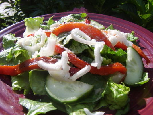 geroosterde paprika en spinaziesalade met pesto-vinaigrette