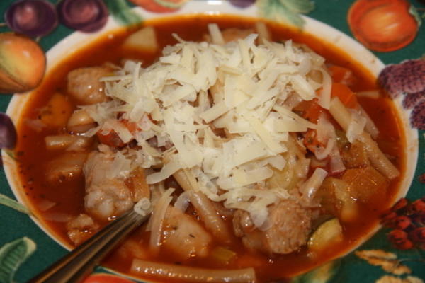 warme Italiaanse worst en vegetarische soep