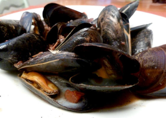 gegrilde mosselen met rode wijn en chorizo