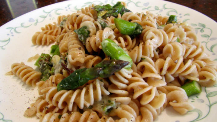 fusilli met spinazie, asperges en asiago-kaas