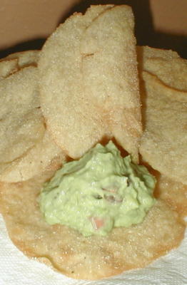 zelfgemaakte Texas chips met guacamole verspreid