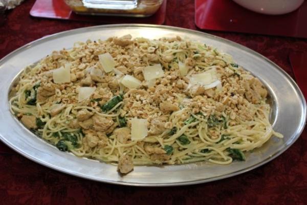 spaghetti met mascarpone, citroen, spinazie en hazelnoten