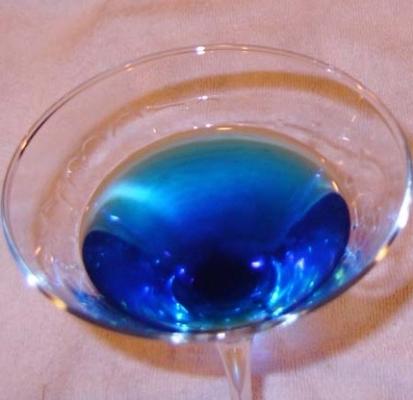 mooie blauwe wodka martini