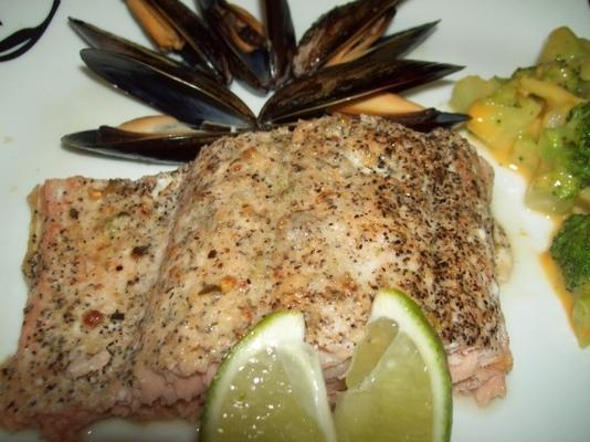 geroosterde zalm met zwarte peper en limoenwrijven