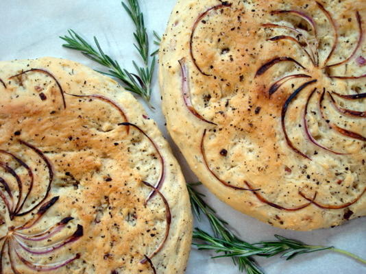 focaccia van rozemarijn en rode ui