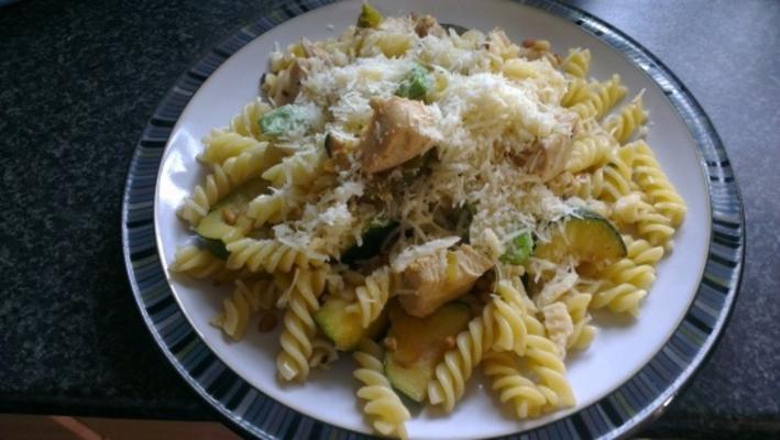 citroenachtige fusilli met kip, courgette en pijnboompitten