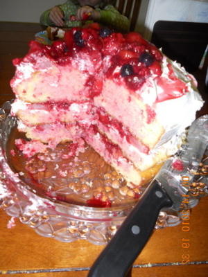 drievoudige bessencake met gele en aardbeicake