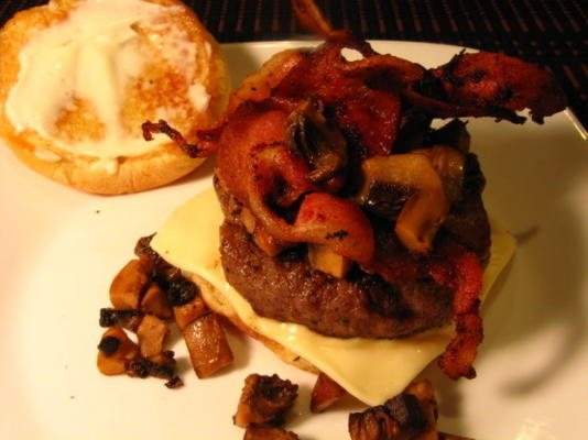 worst paddenstoelen en bacon hamburger
