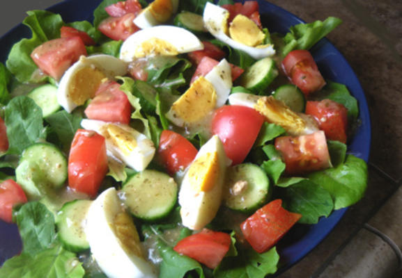 gemengde groene salade en mosterdvinaigrette