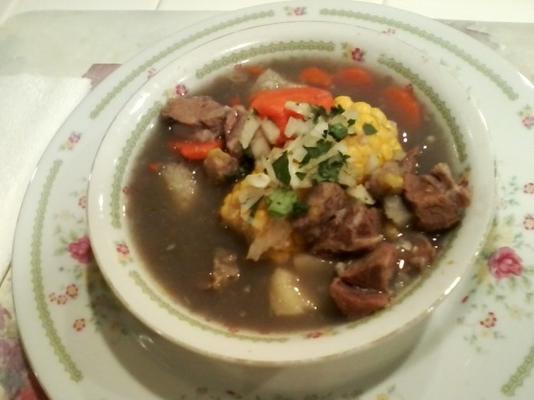 sancocho quiteno - ecuadoriaanse rund- en groentesoep