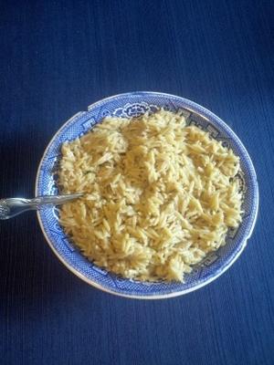 kaasachtige orzo pilaf