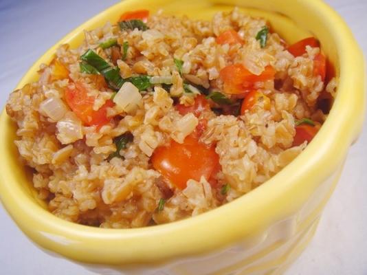 bulgurpilaf met tomaten, sjalotten en munt.