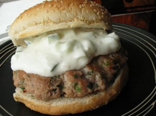 kalkoen- en kruidenburgers met yoghurt-citroendressing