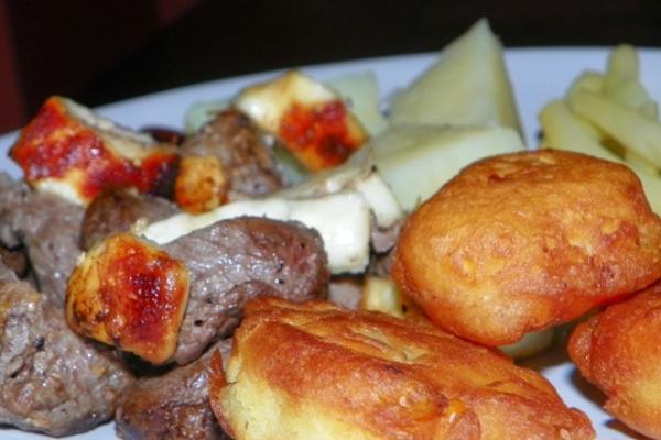 gegrilde halloumi en steak kabobs