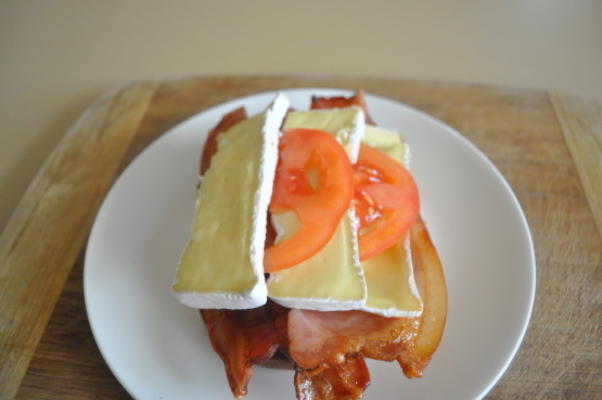 bacon, tomaat, camembert sandwich - smorrebrod