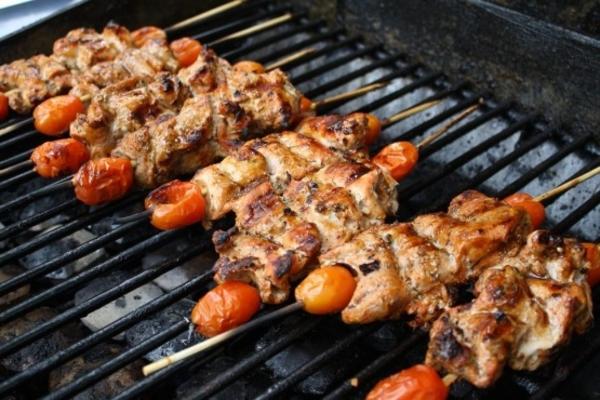 Spice-wreef varkensvleesspiesjes met tomaten