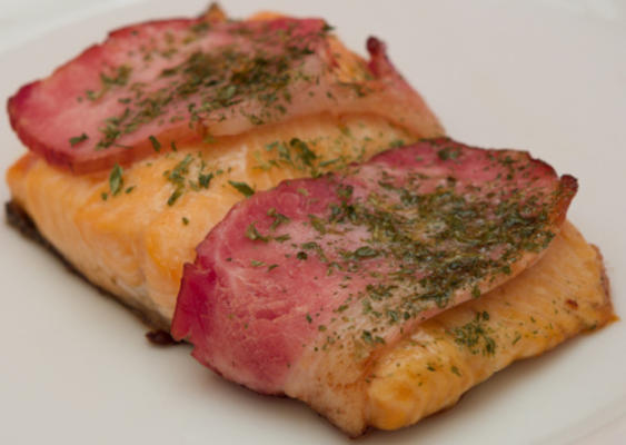 forel gewikkeld in spek