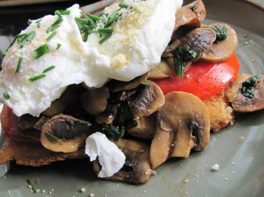 gepocheerde eieren met champignons en tomaten