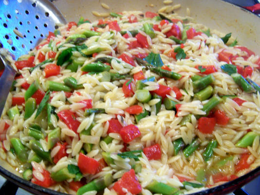 orzo met geroosterde rode paprika's en asperges