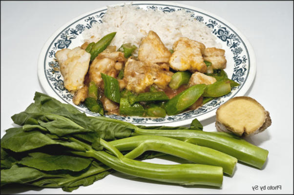 gesneden vis met Chinese broccoli op witte rijst