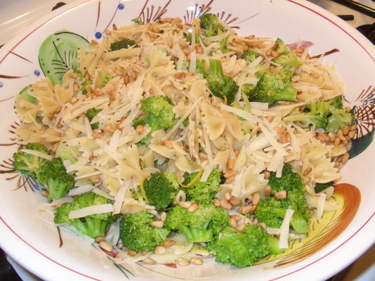 pasta met broccoli en vlinderdas