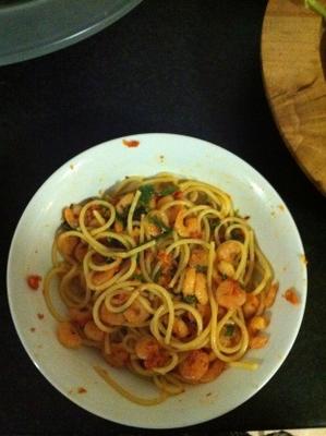 spaghetti met garnalen en raket
