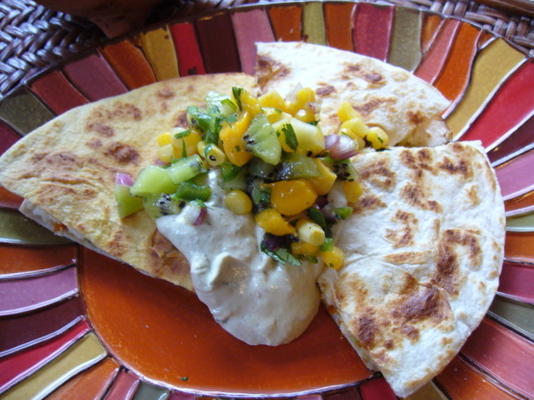 kippenquesadillas met fruitsalsa en avocadoroom