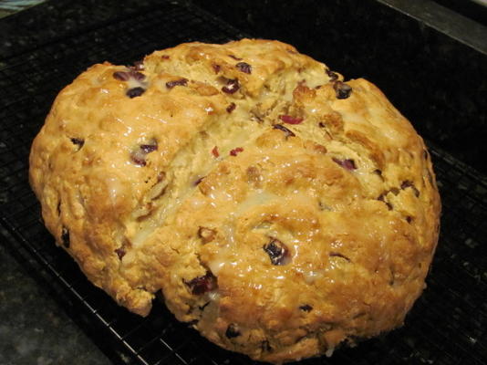 cranberry soda brood met limoenglazuur