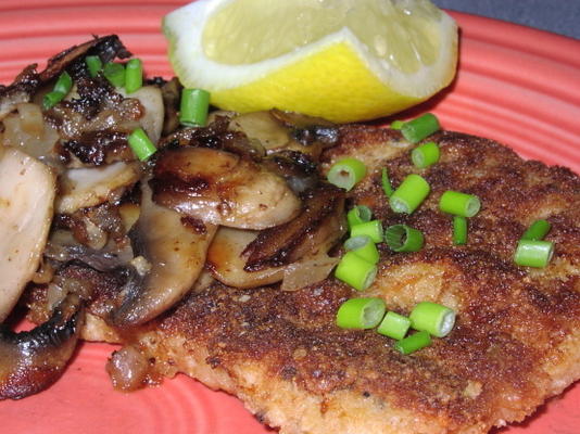 gepaneerde varkensvlees-scallopine met champignonsaus