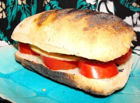 panini caprese sandwich met avocado