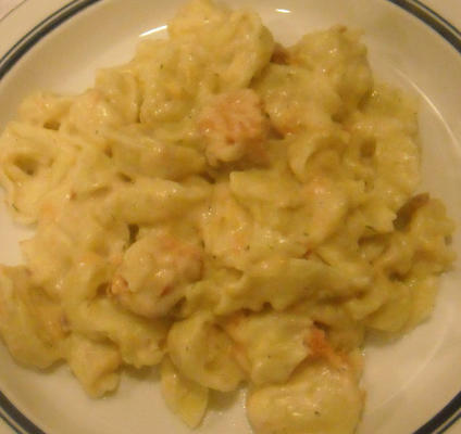 kaasachtige gebakken tortellini met zalm