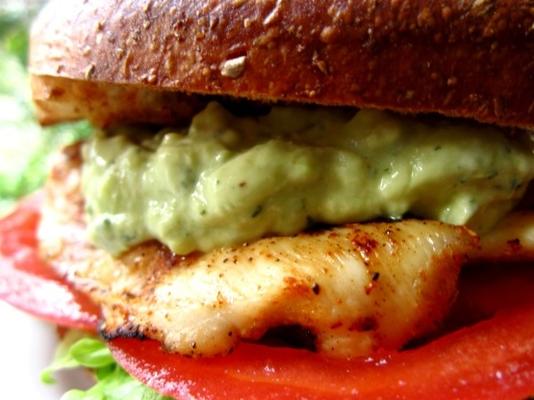 zomerse gegrilde kipborst sandwich met avocado cilantro mag