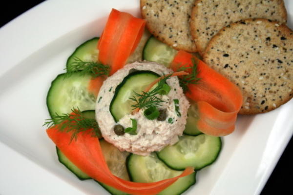 samengestelde tonijnsalade met darmen