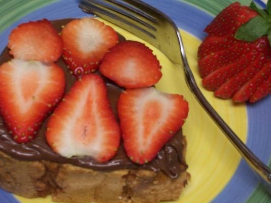 pond cake plakjes met Nutella en verse aardbeien