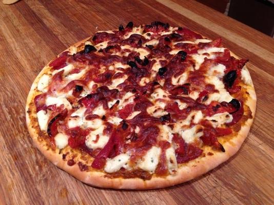 boursin-kaas en zongedroogde tomatenpizza