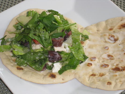 Griekse salade sandwich met romige citroendressing