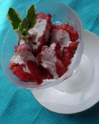 aardbeien granita-dessert met rozenwater