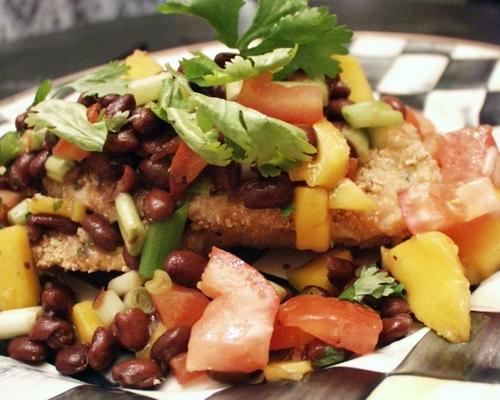 in de oven gebakken met lijnzaad beklede kalkoen schnitzels met zwarte bonen salsa