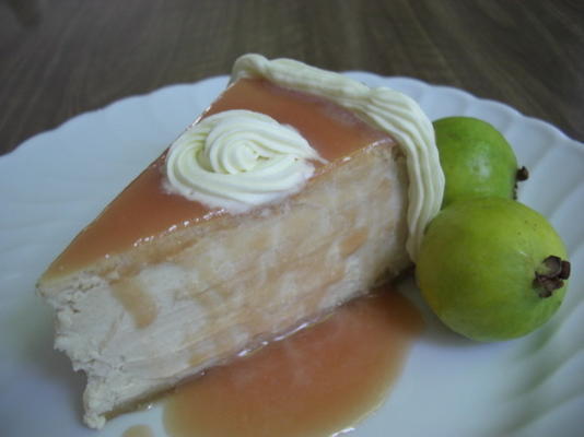 guava cheesecake met cashew-ginger korst