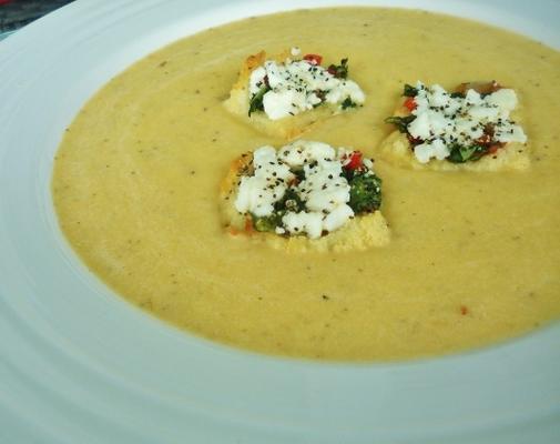 gele tomatensoep met geitenkaas croutons