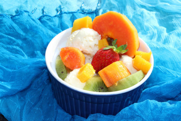 kokosijs met tropisch fruit