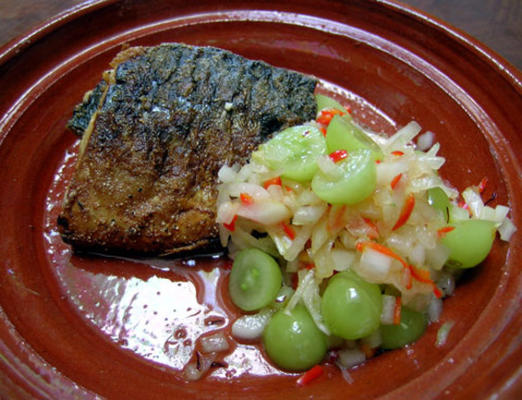 lente-makreel met zure druiven en saffraansalsa