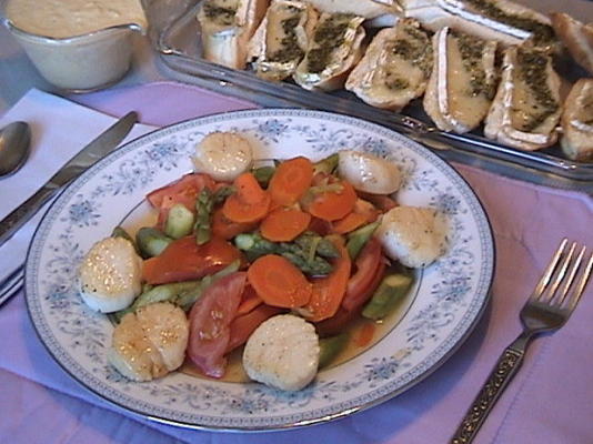 gekarameliseerde coquilles op warme asperges en tomatensalade