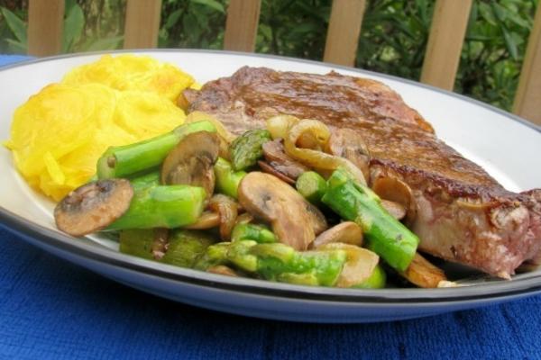 geroosterde asperges, uien en champignons